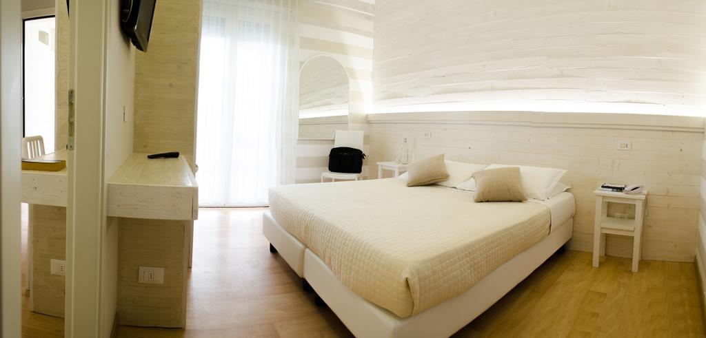 Mona Lisa Hotel Cattolica Chambre photo